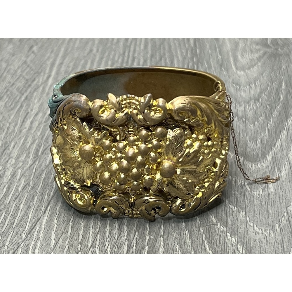 Vtg Victorian Gold Tone Repoussé Bangle Bracelet Grape Leaf Hinge Cuff Costume‎